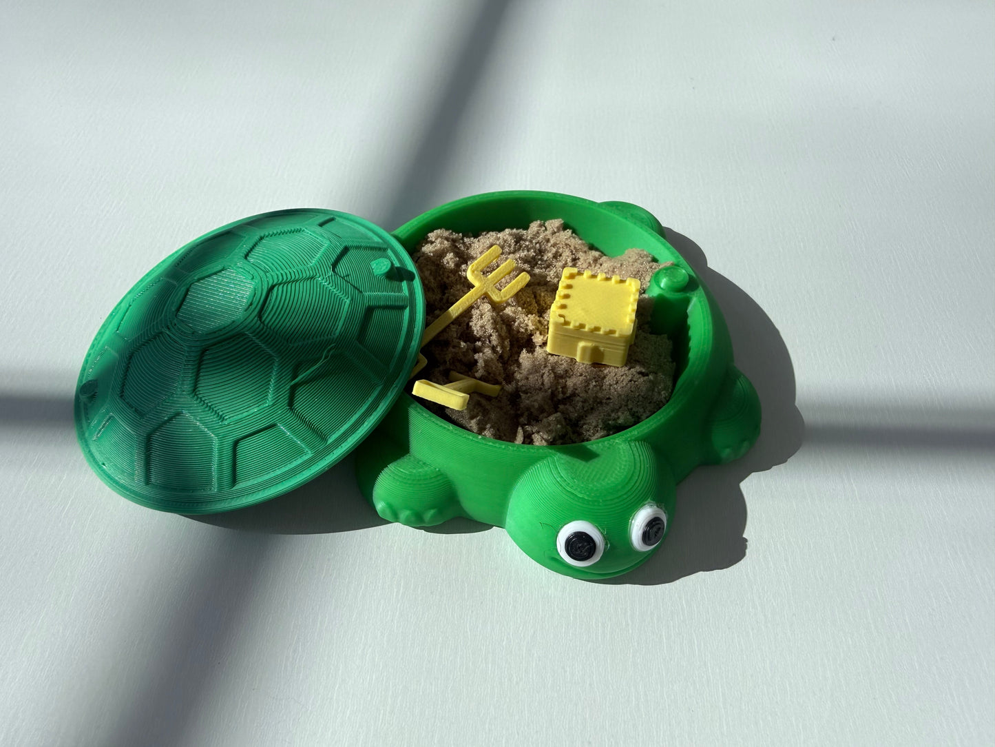 Mini Turtle Sandbox with Kinetic Sand – Sensory Desk Toy – Cute Turtle Fidget – Travel Sand Kit – Gift for Kids & Adults